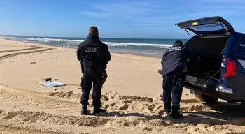 Lancha rápida apanhada na barra do estuário do Tejo com 11 pessoas
