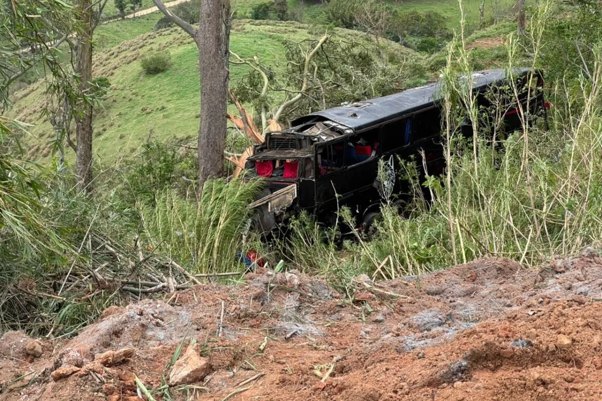 Ônibus que caiu em ribanceira e deixou seis mortos partiu de MG e levava romeiros a Aparecida, SP