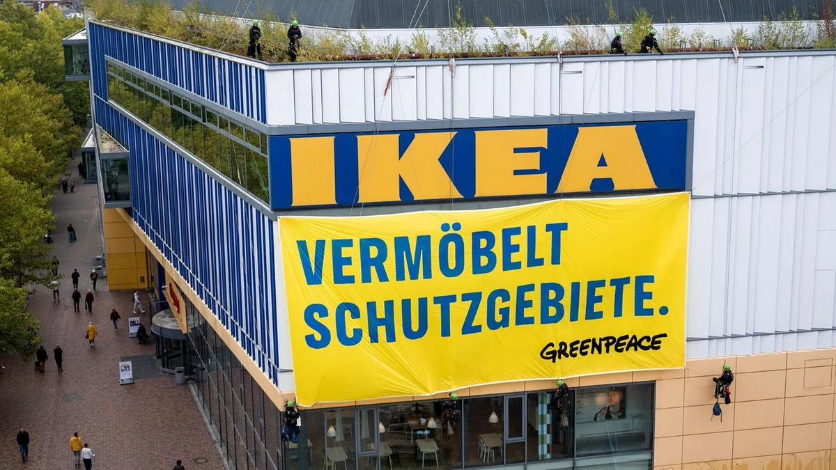 Hamburg-Altona: Greenpeace protestiert vor Ikea-Einrichtungshaus
