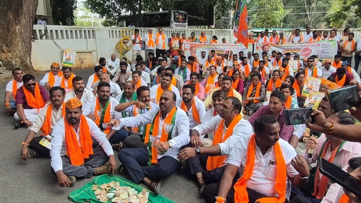 BJP workers stage protest against Shivalinge Gowda