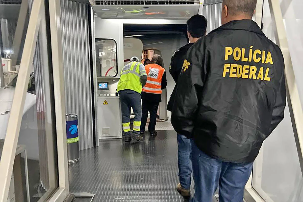 Passageiro insinua exist�ncia de bomba em caixa de som e � retirado de voo