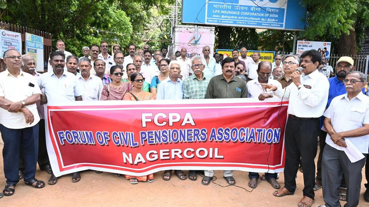Forum of Civil Pensioners’ Association stages demonstration in Kanniyakumari, Thoothukudi