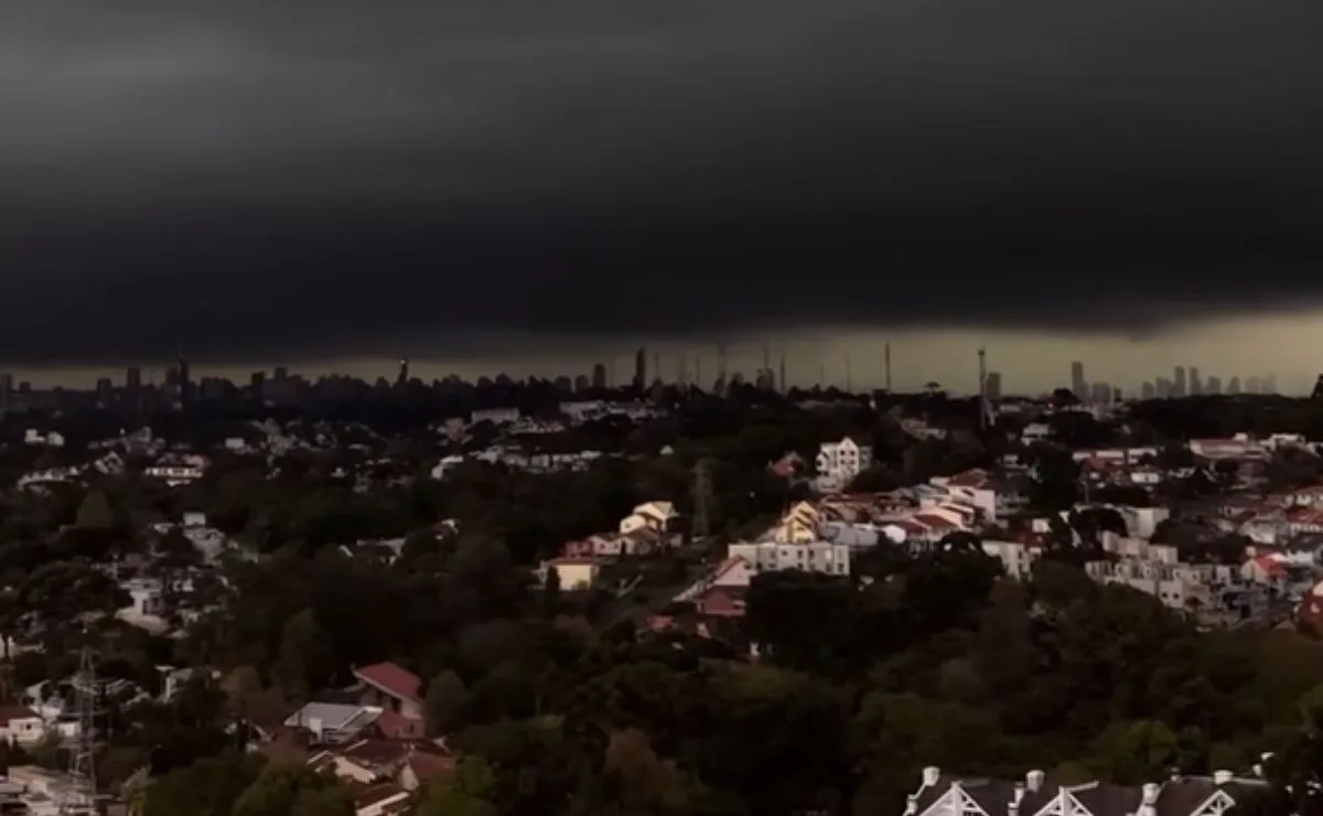 Fotógrafo registra com drone nuvem preta tomando conta de Curitiba durante temporal; chuva provoca rajada de 81 km/h
