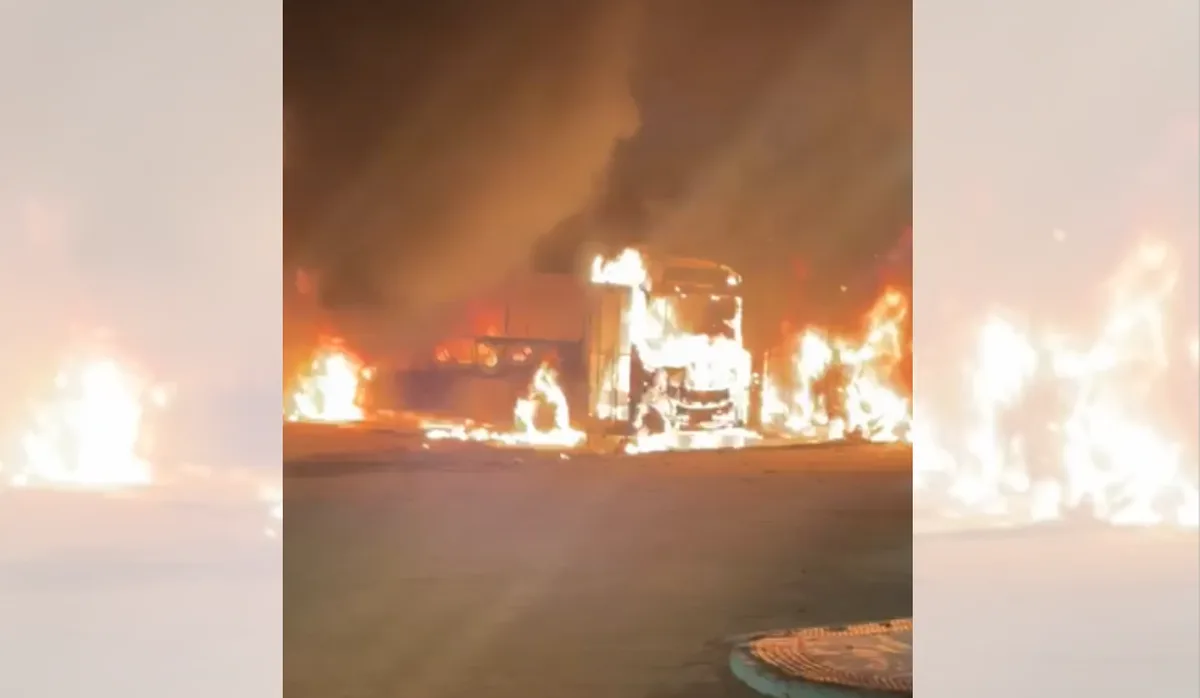 VÍDEO | Incêndio em garagem destrói ônibus escolares no ES