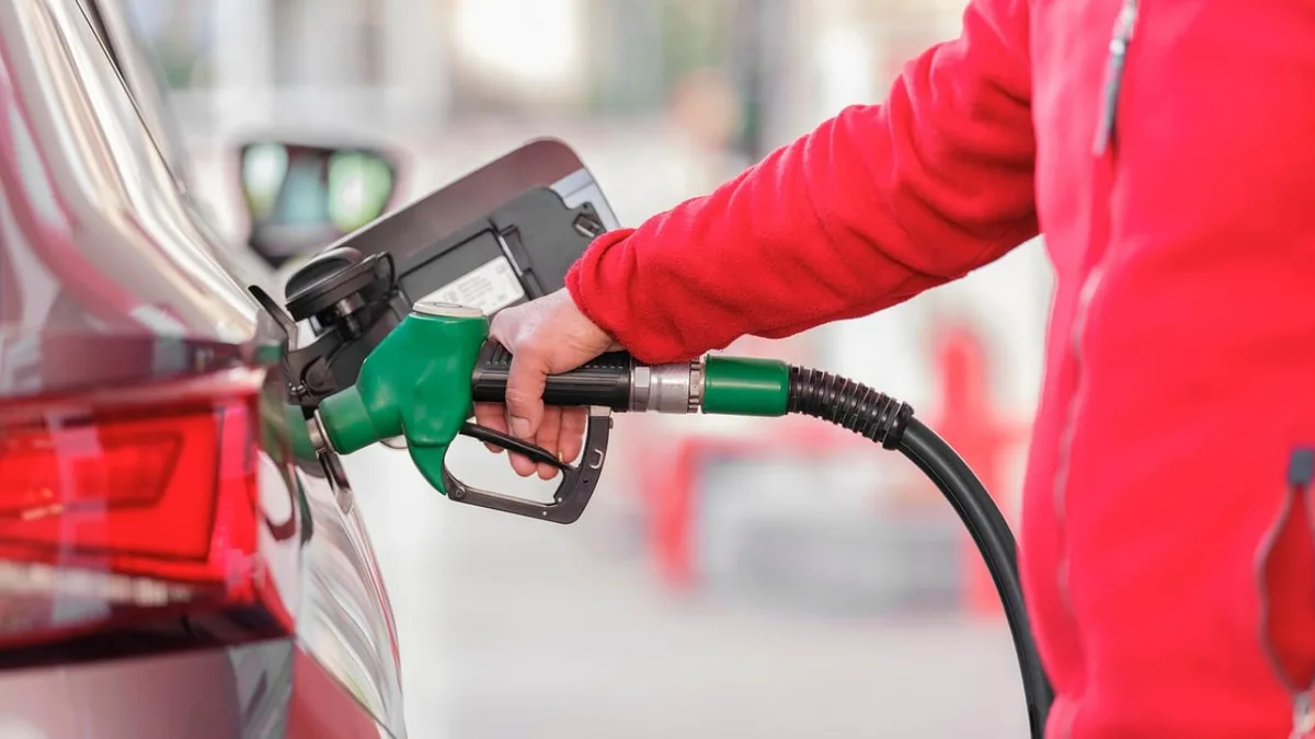Guiño a fin de mes: 9 hábitos al volante que reducen el gasto de nafta