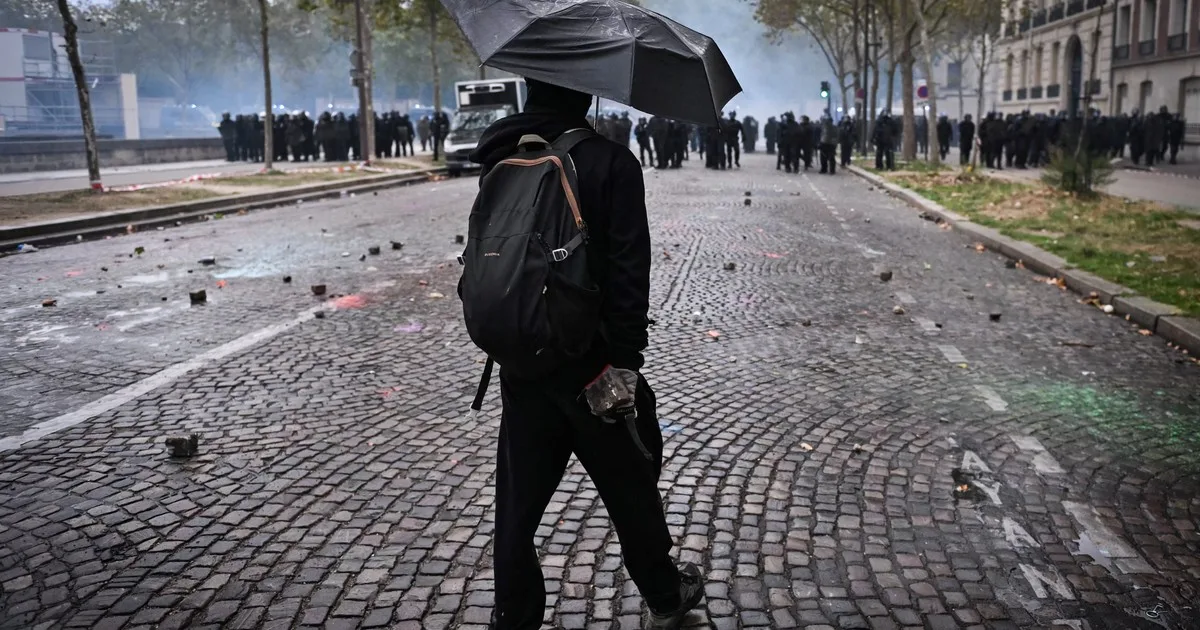Iba al colegio, no marchaba y una explosión le amputó la mano: la historia de Evan, un chico de 15 años, mutilado en las protestas en Francia