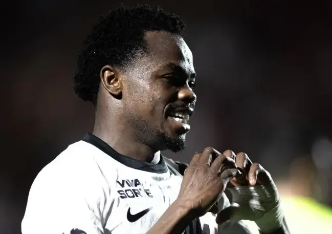 Andrés Gómez destaca união do Vasco e vê equipe “mais forte” após classificação