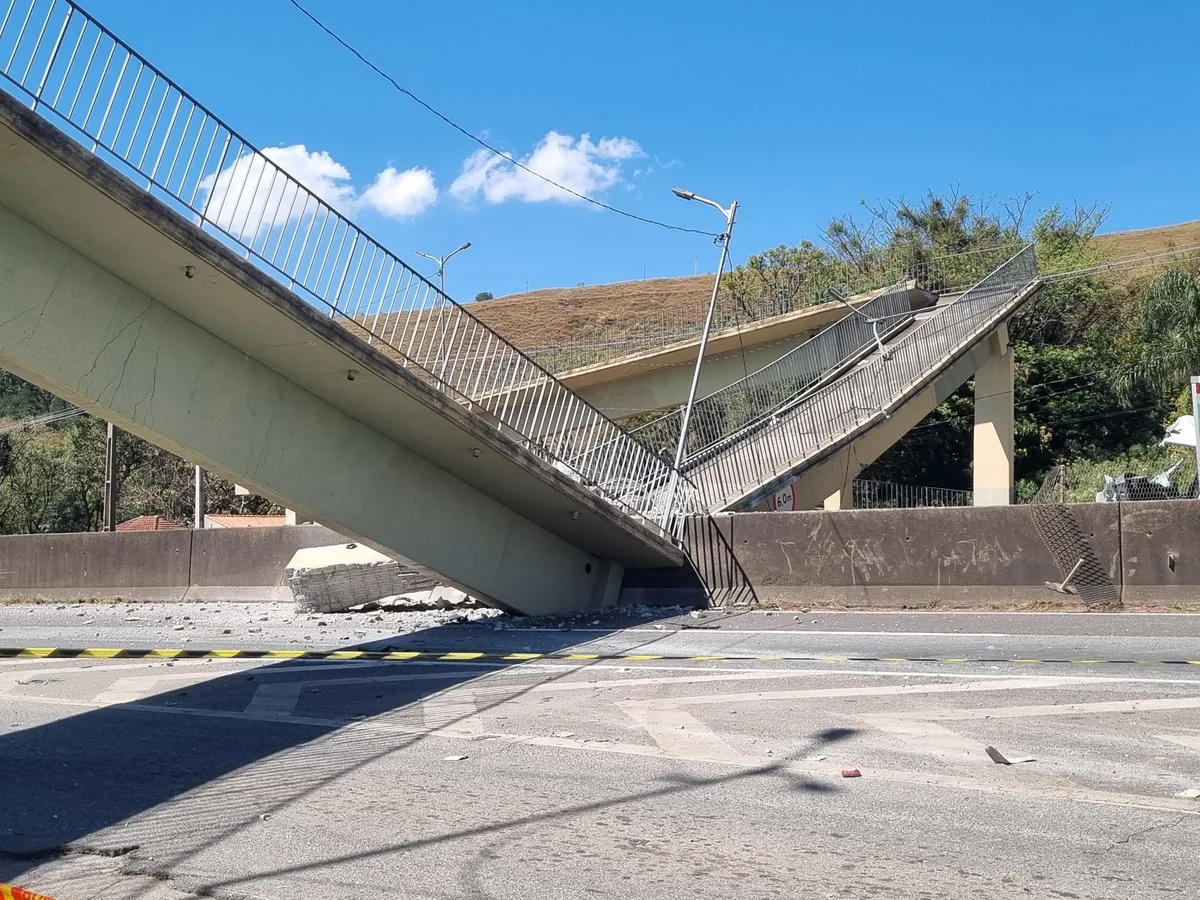 Trânsito é normalizado após passarela cair e interditar Fernão Dias por mais de 12 horas entre MG e SP
