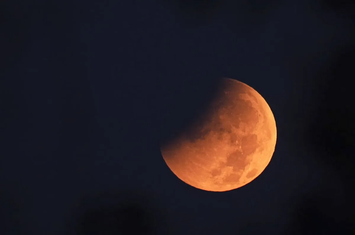 Eclipse lunar parcial: veja fotos do fenômeno visível no Brasil