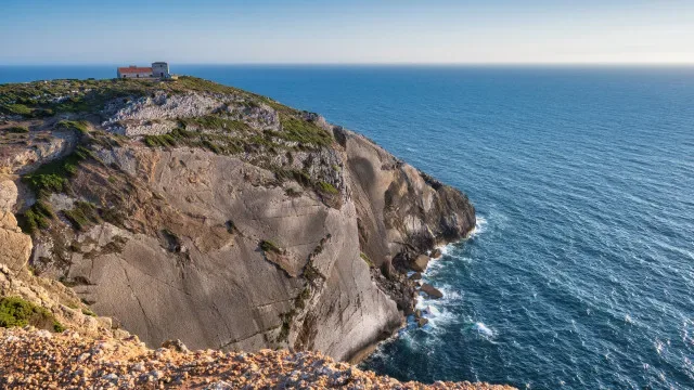 Interrompidas buscas por desaparecido após naufrágio em Sesimbra
