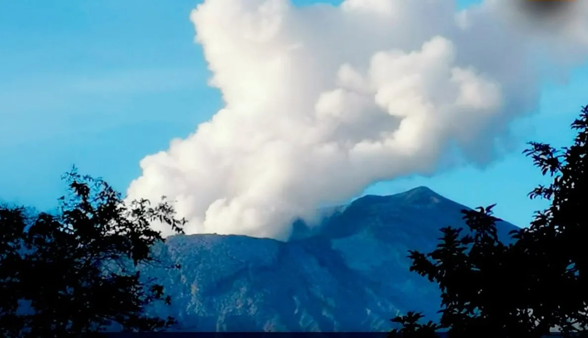 Volcán Rincón de la Vieja mantiene vigilancia tras explosiones y aumento de actividad en Costa Rica