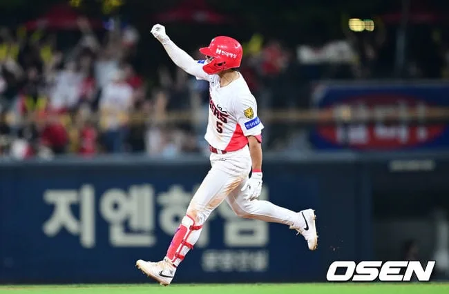 [사진]포효하는 슈퍼스타 김도영, '정규시즌 3위 가져오는 개인통산 100번째 홈런'