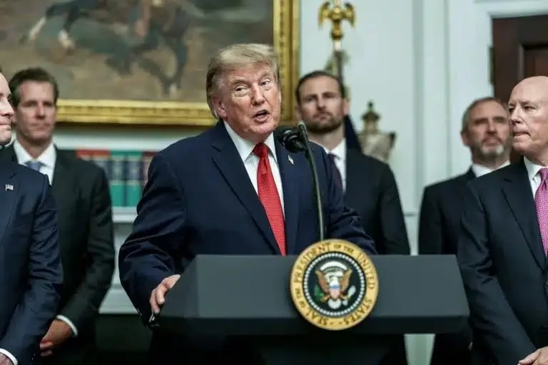 Donald Trump e seu escudo fascista