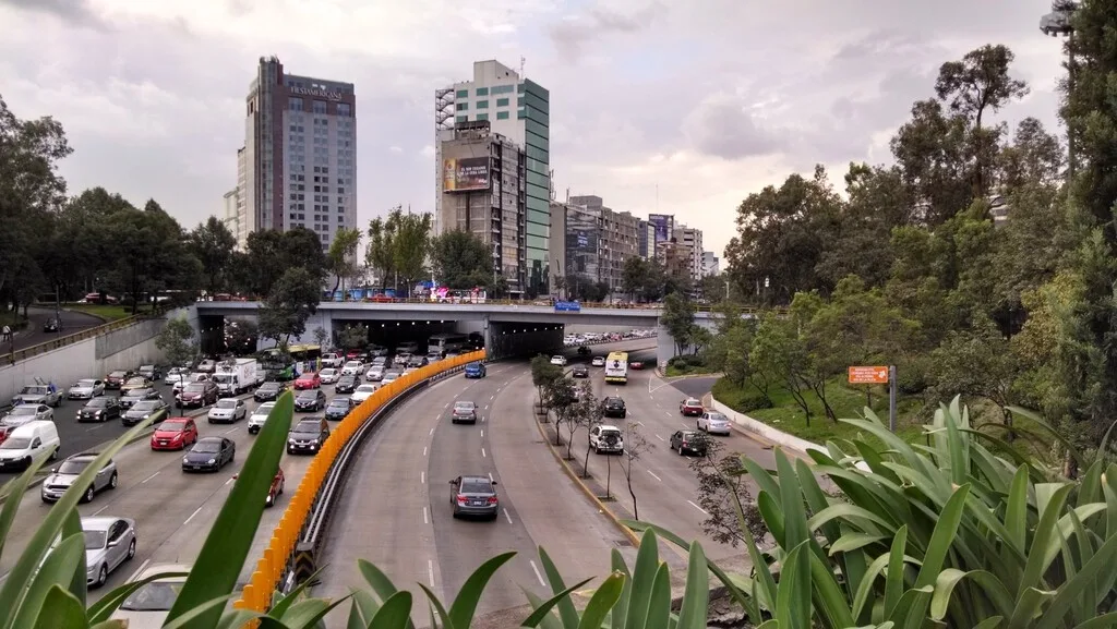 El tráfico en la CDMX te hace perder dinero y horas de vida cada año: un solo minuto al día cuesta millones
