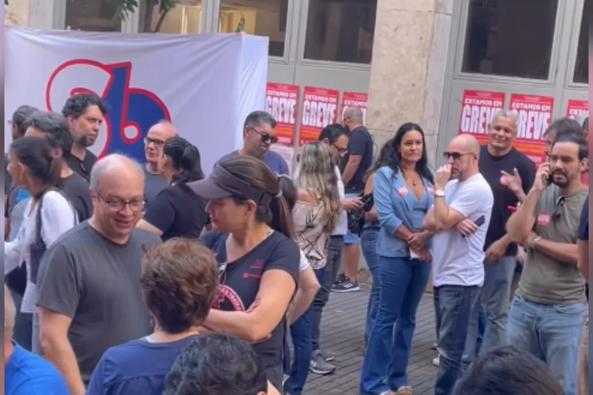 Em meio à greve, bancários fazem ato na porta de agência da Caixa em BH