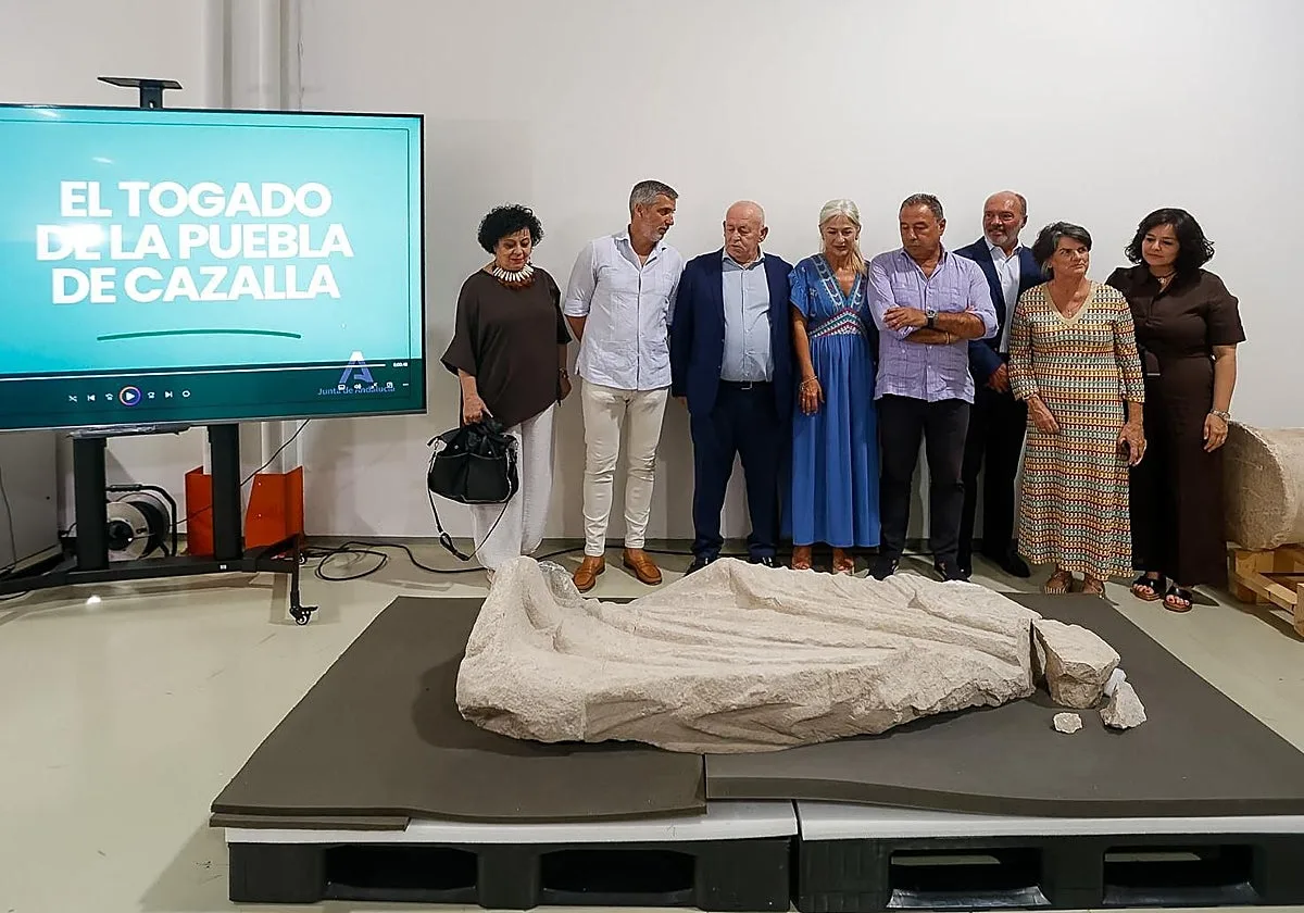 Un paseo en bicicleta de dos vecinos de La Puebla de Cazalla deriva en el hallazgo de una escultura romana