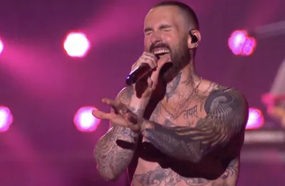 Rock in Rio 2026: Adam Levine fica sem camisa e comanda karaokê gigante de sucessos com o Maroon 5