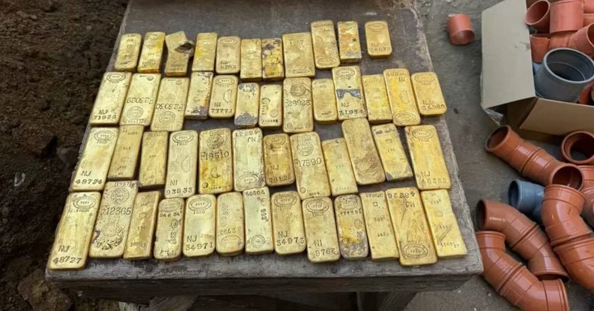Pedreiros encontram barras e moedas de ouro escondidas na parede de uma casa antiga durante reforma e se surpreendem ao descobrir que o tesouro é avaliado em R$ 55 milhões