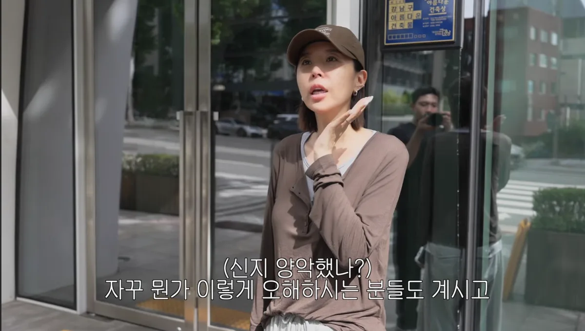 신지, 달라진 얼굴에 ‘양악 의혹’ 확산…“보철치료+체중 감량 때문”