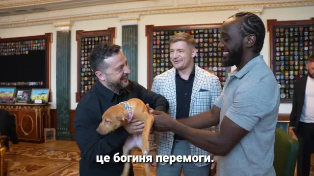 Zelensky recebe cadela como presente de Terence Crawford: "Solidariedade"