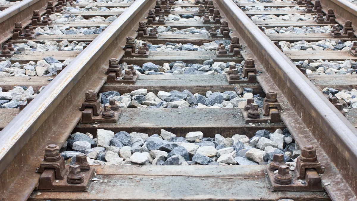 Pocos lo saben: cómo se llaman las piedras de las vías del tren y qué función cumplen
