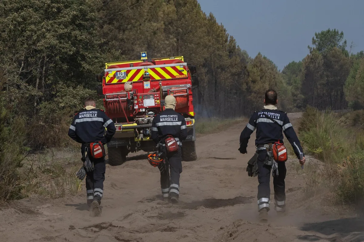 Nouvel incendie dans les Landes : plus de 500 personnes évacuées, un hélicoptère bombardier d’eau australien déployé