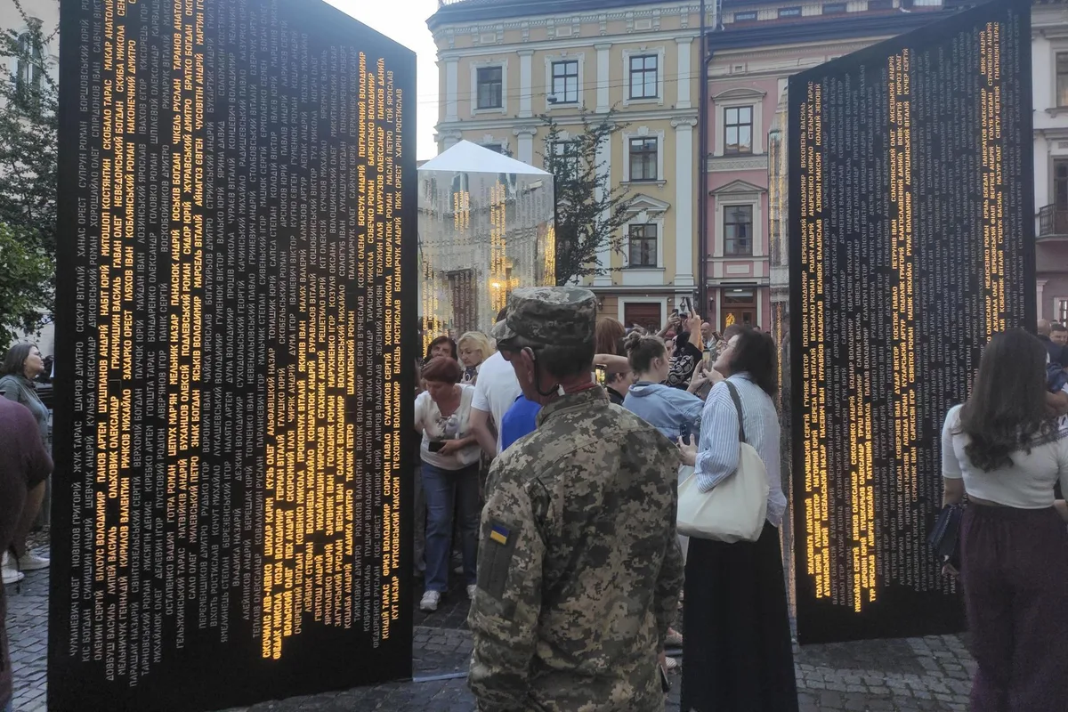 En Leópolis, el dolor y la memoria por la guerra marcan el 35.º Día de la Independencia de Ucrania