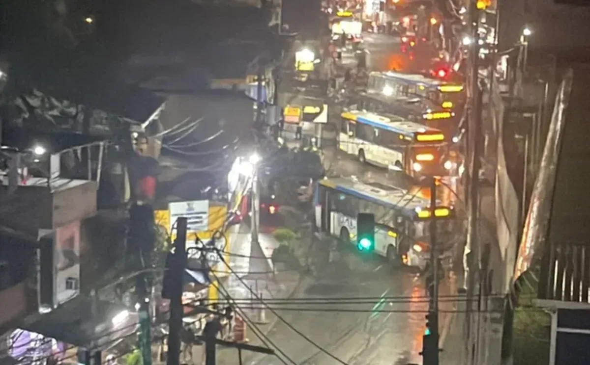 Criminosos sequestram ao menos 14 ônibus e fazem barricadas no Rio