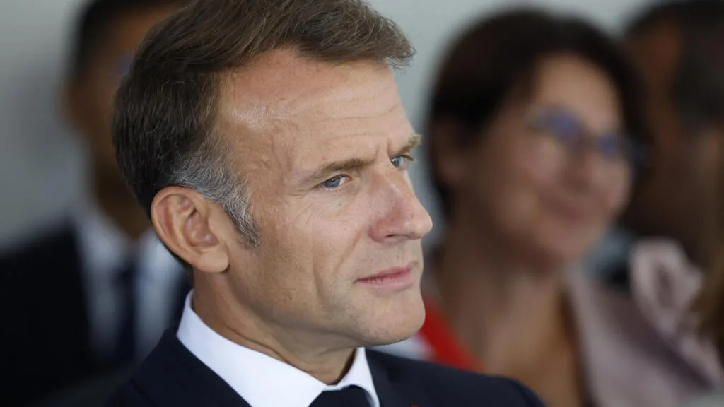 Macron attendu à Londres, culture et diplomatie au menu autour de la tapisserie de Bayeux