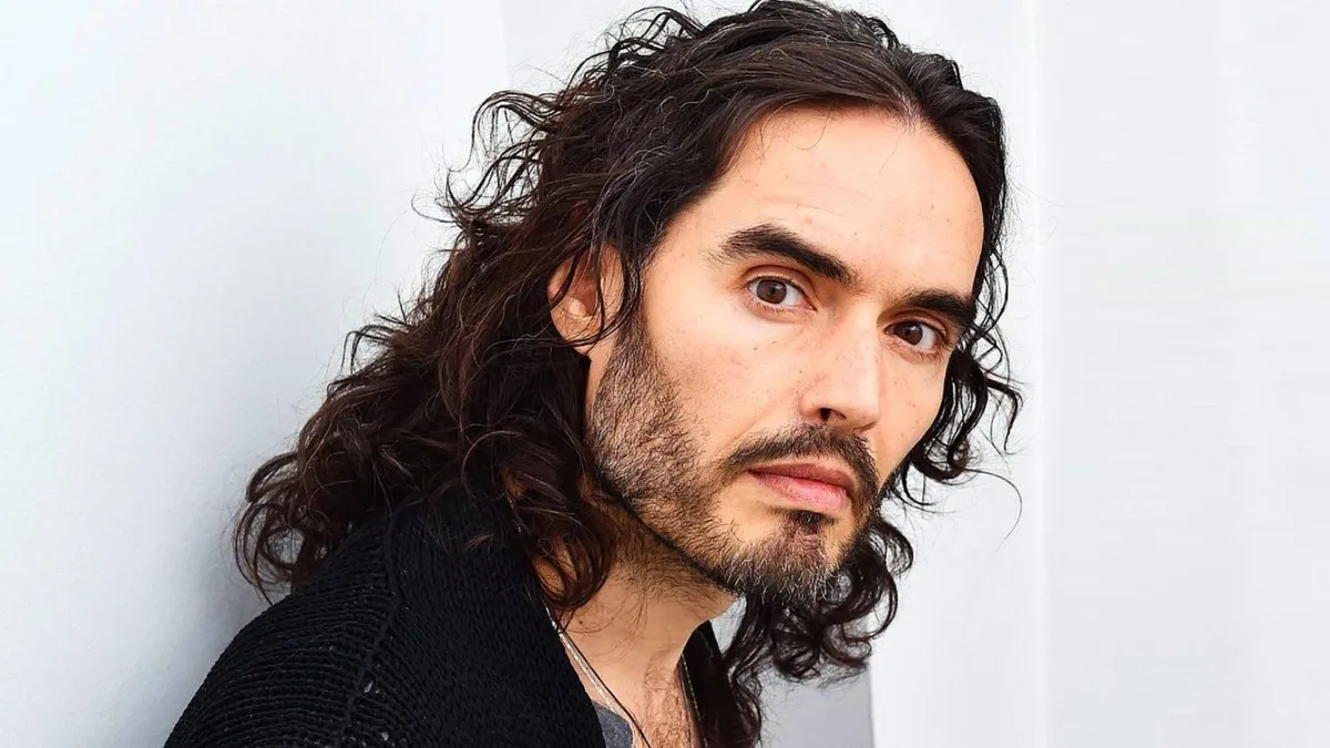 Russell Brand, acusado de ser un depredador sexual “voraz y despiadado” por la fiscalía británica