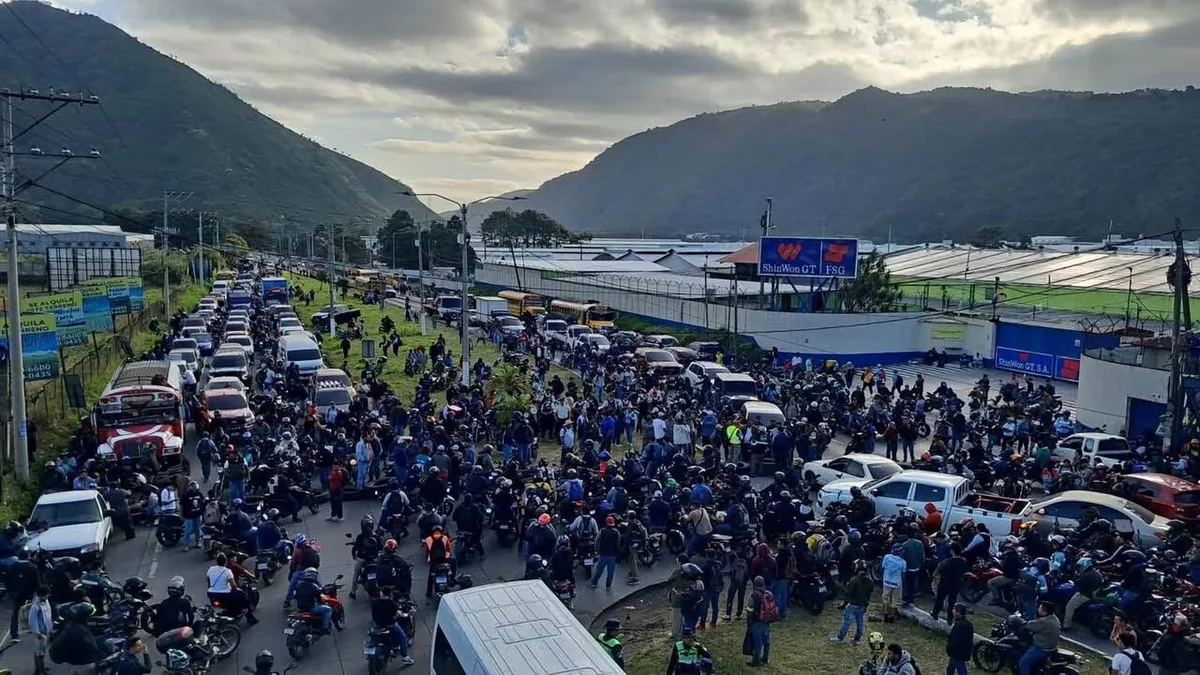 Transportistas bloquean importante ruta logística de Guatemala y generan una fuerte congestión vehicular