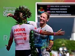 Gold-Drama und bange Minuten: Ironman-Führende kollabiert und kommt doch noch mit Grinsen ins Ziel