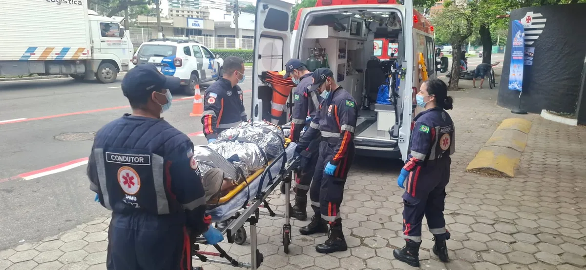 Motociclista perde controle e atropela mulher na Av. Beira Mar, em Vitória
