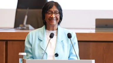 Pillay widmet Nobelpreis Opfern von Gewalt