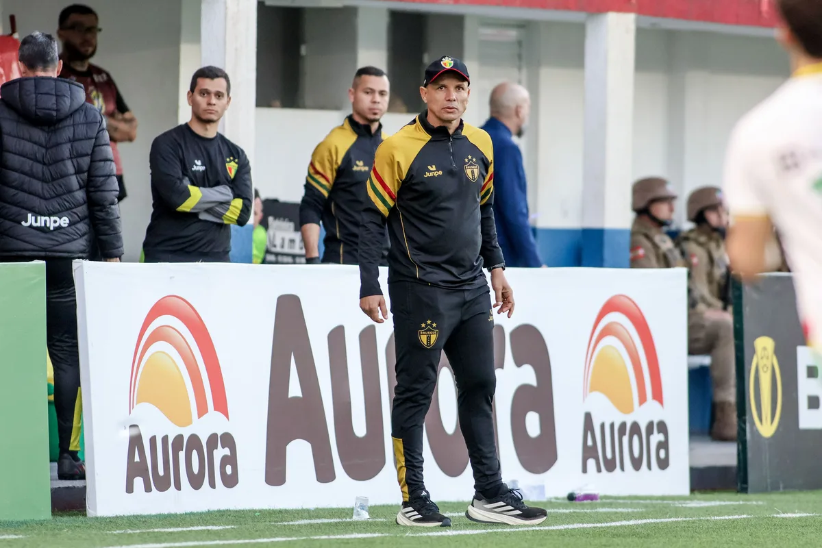 Já classificado, Brusque vai com seis pendurados para jogo contra o Guarani