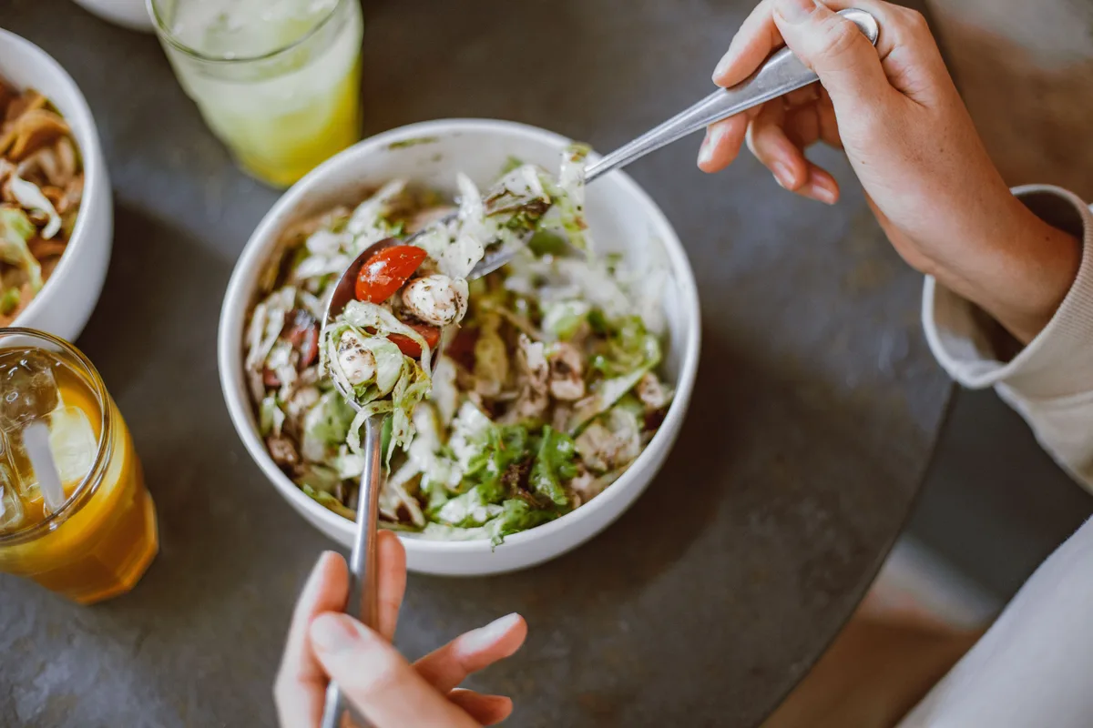 Comer apenas durante 10 horas por dia ajuda a perder peso? Estudo testou