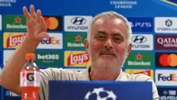 Mourinho torce o nariz à arbitragem e diz que dorme «como um anjo»