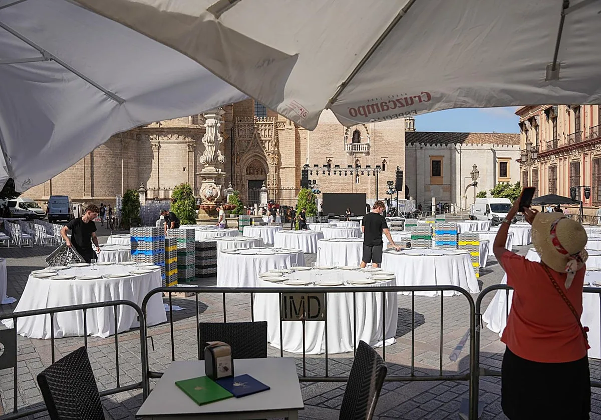 Contursa pagó el montaje de la cena de Escaparate bajo la Giralda