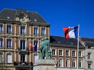 Normandie : le maire de Fécamp porte plainte après la découverte de croix gammées sur un bâtiment de la ville