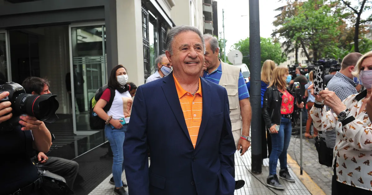 Vacunatorio VIP: citaron a indagatoria a Verbitsky, Duhalde, su esposa y al ex canciller Taiana