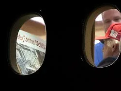 Trump in Flugzeug abgelichtet: Brisante Fotos zeigen Pläne für Abriss des Kennedy Centers