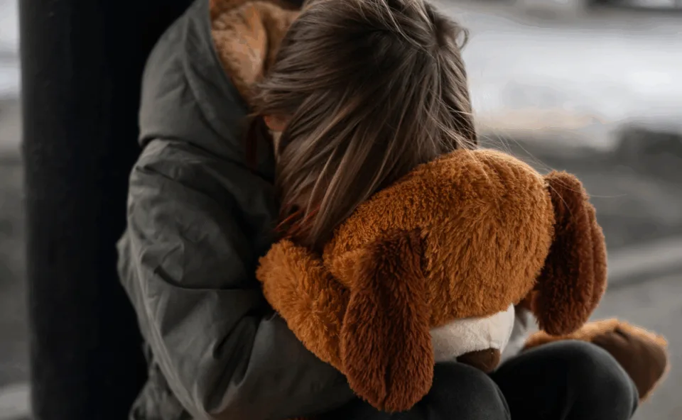 Menina de 12 anos é assediada por mulher em ponto de ônibus: “Passou a mão no rosto, nos seios e na barriga”