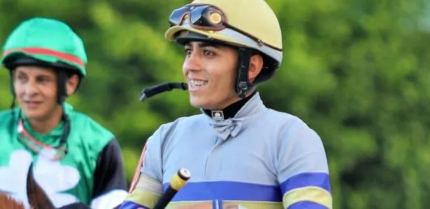 Jóquei de 27 anos morre após queda de cavalo durante corrida no Rio