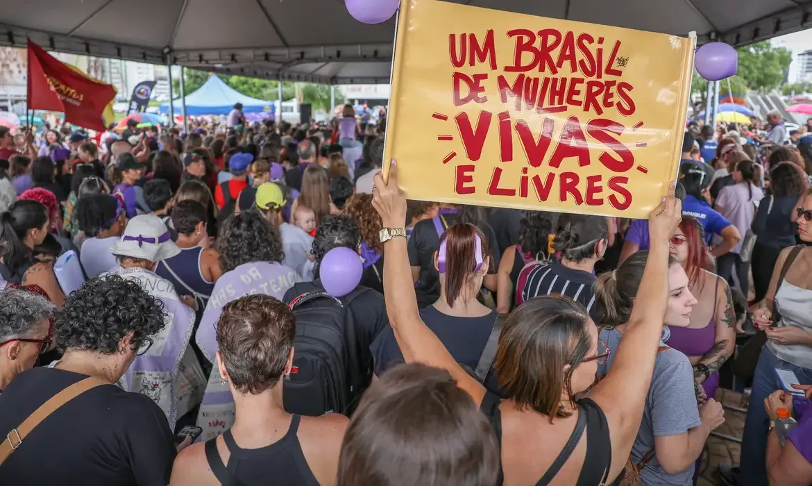 Medo da violência muda rotina e escolhas de 98% das mulheres brasileiras, aponta pesquisa