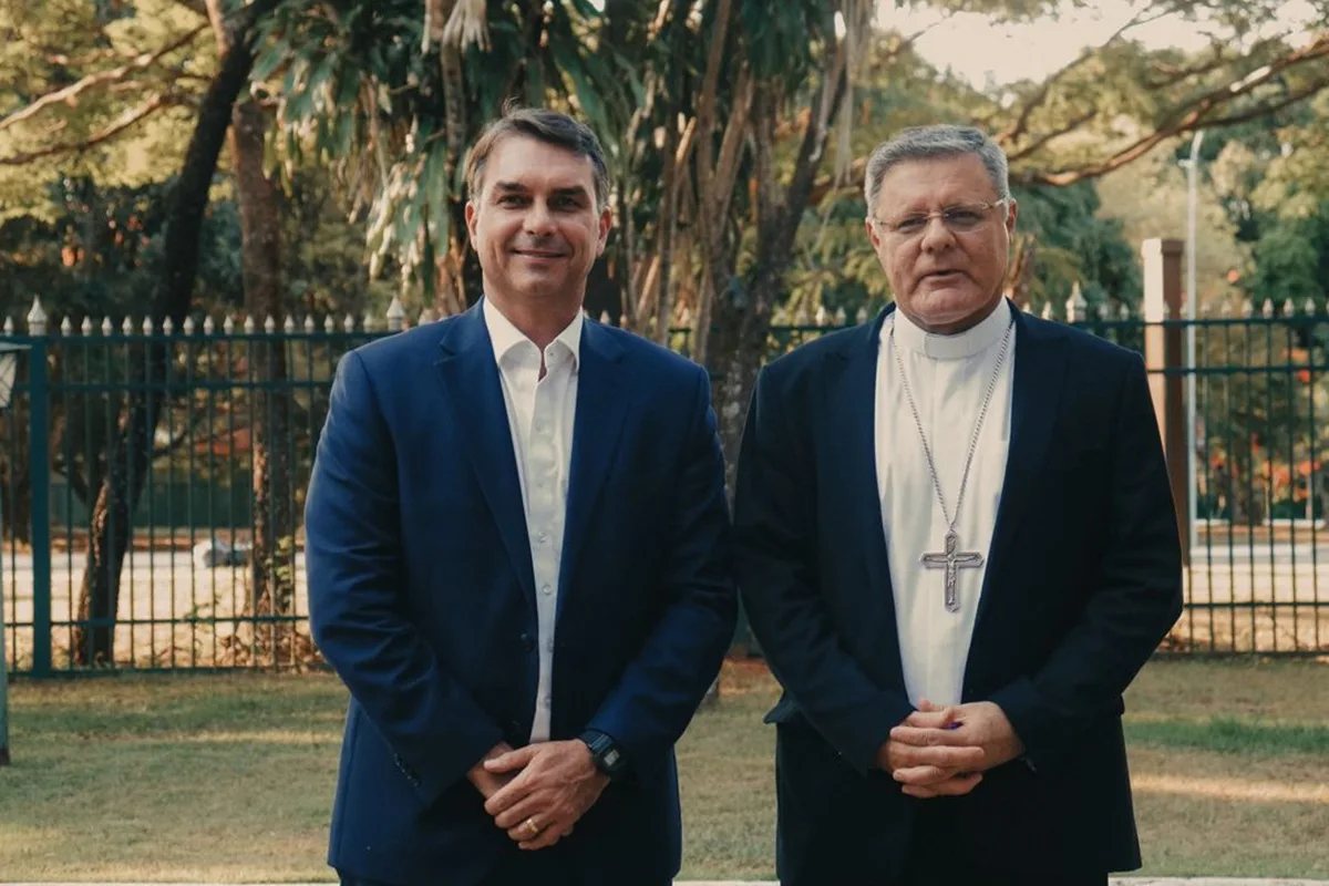 Flávio é recebido por arcebispo de Brasília e ganha imagem de Nossa Senhora