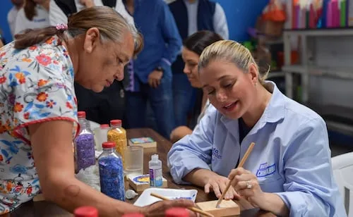 Entrega gobierno de Chihuahua apoyos a personas con discapacidad y supervisa rehabilitación de centro comunitario en Creel