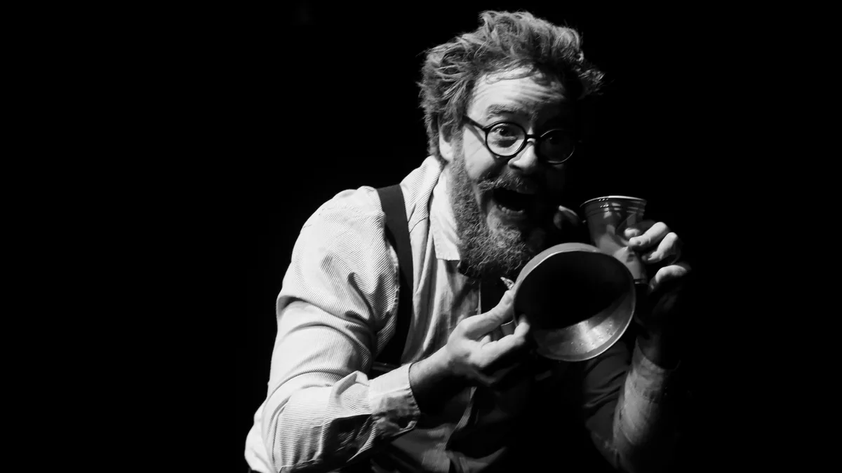 Espetáculo “A Maçã” leva ilusionismo e reflexão sobre Alzheimer ao Teatro Glória