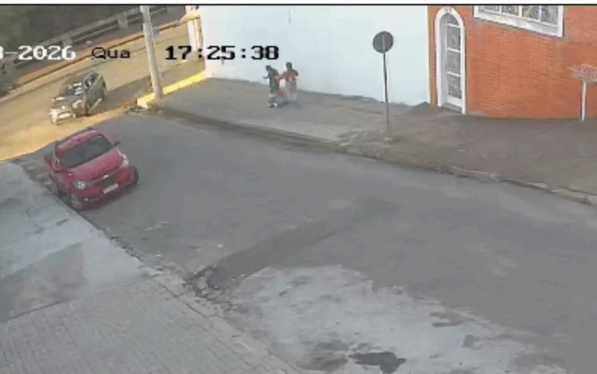 VÍDEO: mulher e crianças escapam por pouco de atropelamento em calçada em MG