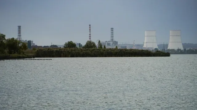 Drone atinge torre de refrigeração de central nuclear russa na Rússia