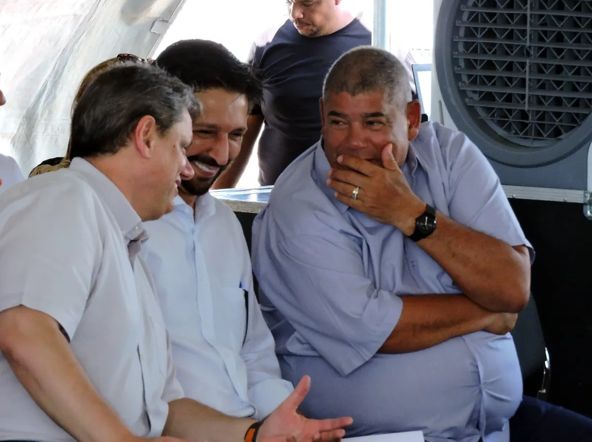 Aliado de Flávio Bolsonaro, Milton Leite saía da cadeia para almoçar; MP acha R$ 200 mil com carcereiro